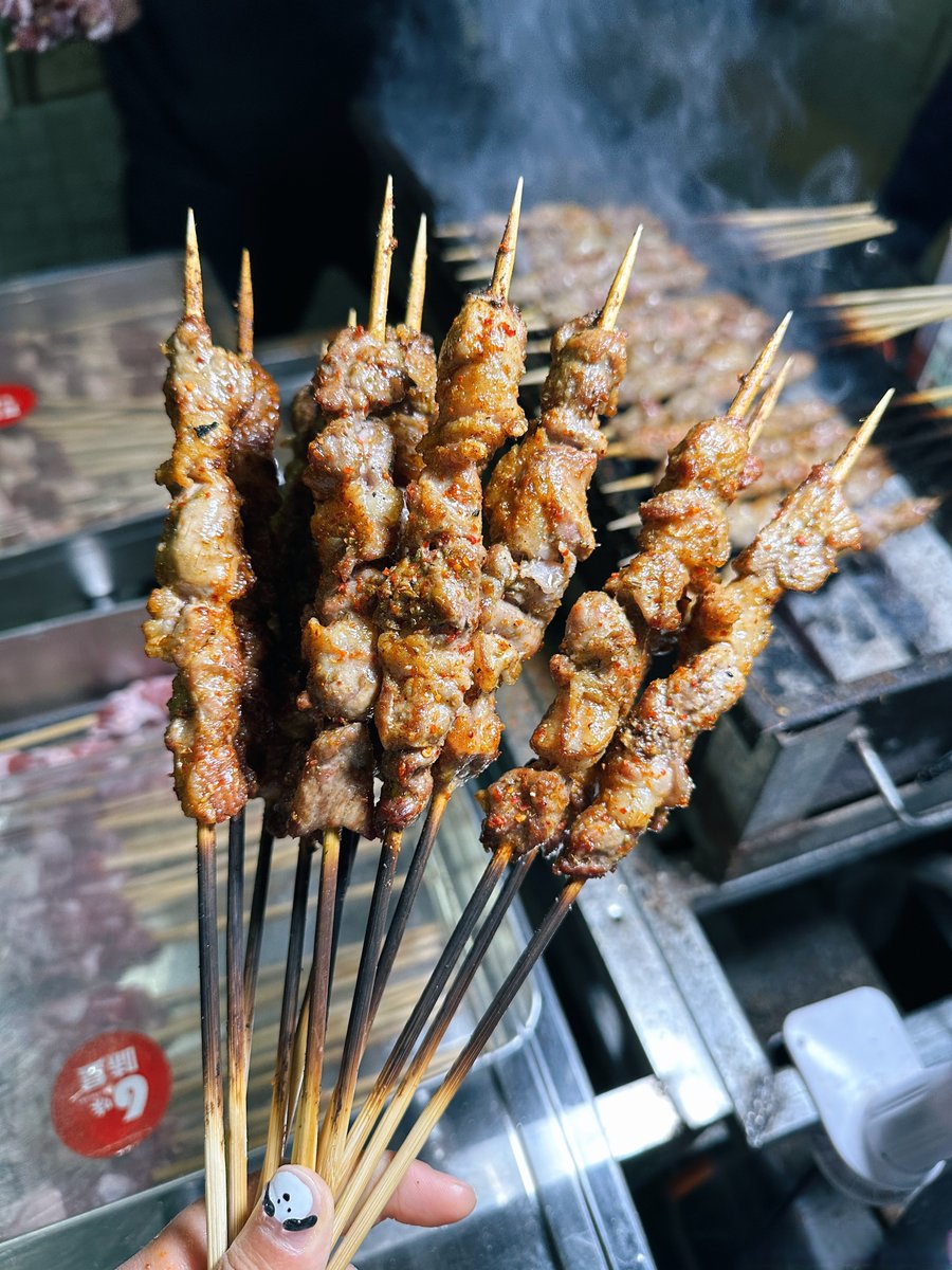 bryol424781's tweet photo. Craving late-night yum Grilled skewered meat with sesame u0026 chili powder—hot off the street cart, crispy outside juicy inside ！ https://t.co/Ghb2lhMOT5