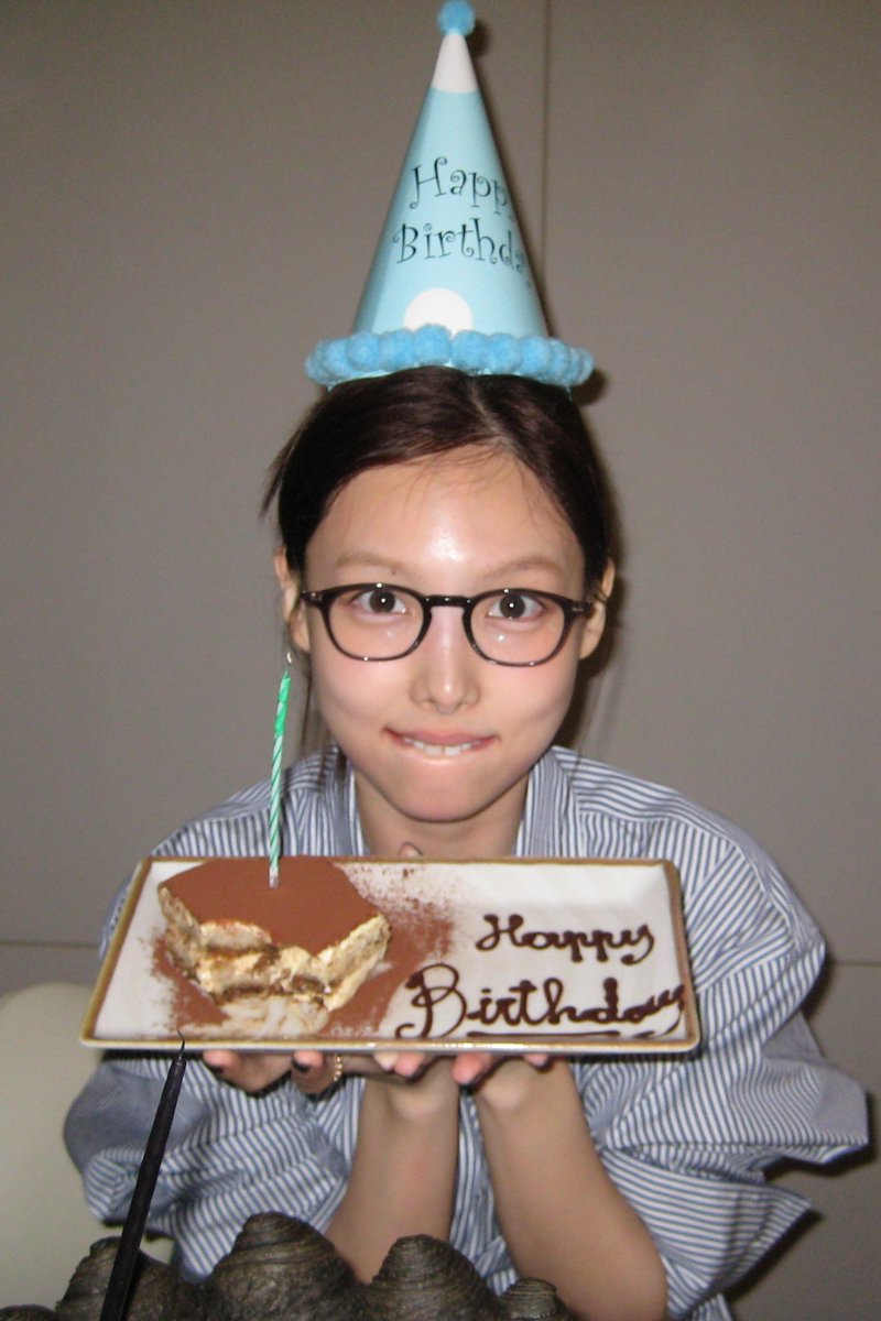 godmitzu's tweet photo. NAYEON said the TWICE members want her to throw a birthday party but then everyone said they don't have time, and they're all free on different days 😭😭 https://t.co/WENpActNHh