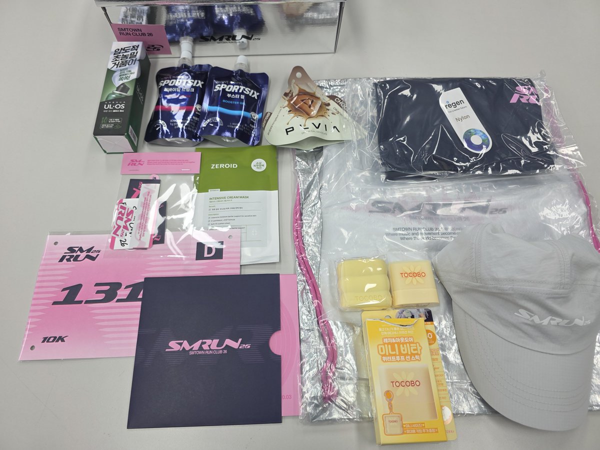 Mint_egg's tweet photo. 슴런 키트옴..
출처가 보이는 
우루오스와 스포식스
초코렛과 선스틱(키링이래서 북북박박뜯음)
배번표는 131nn번이구 그 오른쪽 아래에 이름있음
위에 D써있는거보니 D그룹인듯?
모자는 매우 얇고 호로롤롤로 
가방은 더 얇고 호로로롤롤로
옷은.. 나중에볼래
다뛰고 피부관리하라고 제로이드도있나봐 https://t.co/To8Ax2TA5w