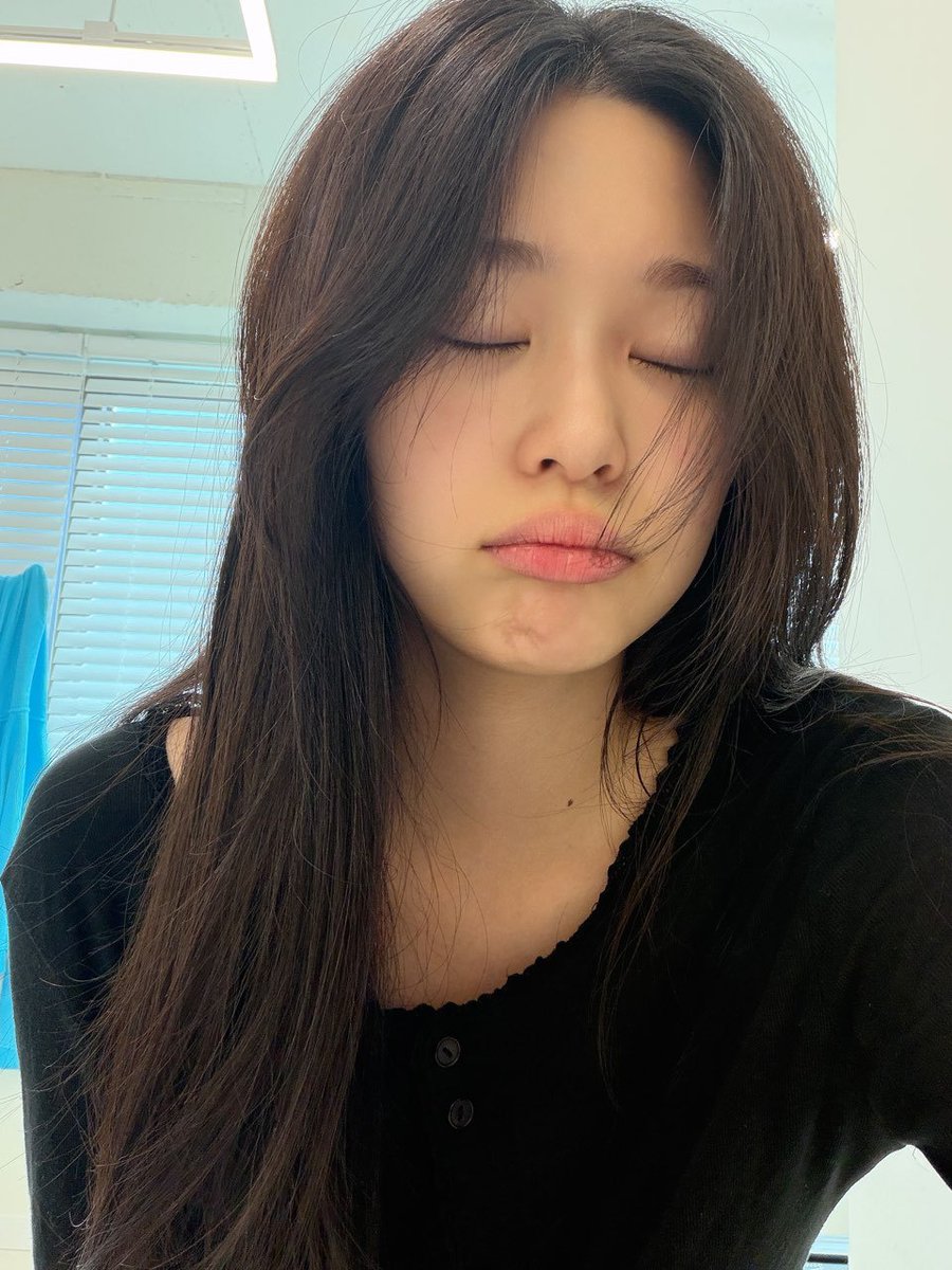 deardandebud's tweet photo. [260915 • 12:23 PM] 🦊🫧

📸×²
⤷ hi.. going to bed early and waking up early
⤷ failed
⤷ you’re sharp.. 
⤷ failed at not picking at my lips too..
*sticker* https://t.co/kCOU1TiQgU