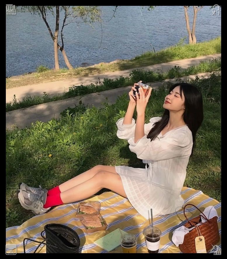 ucchiii67's tweet photo. 🏬An autumn stroll — fallen leaves were gathered. He spun around abruptly, as though he could feel her staring, and they locked eyes. Color rushed to Elara's cheeks; she dropped the camera and stammered out a sorry. A warm grin spread across his face, eyes crinkling, making him https://t.co/pRXnYHnTWq