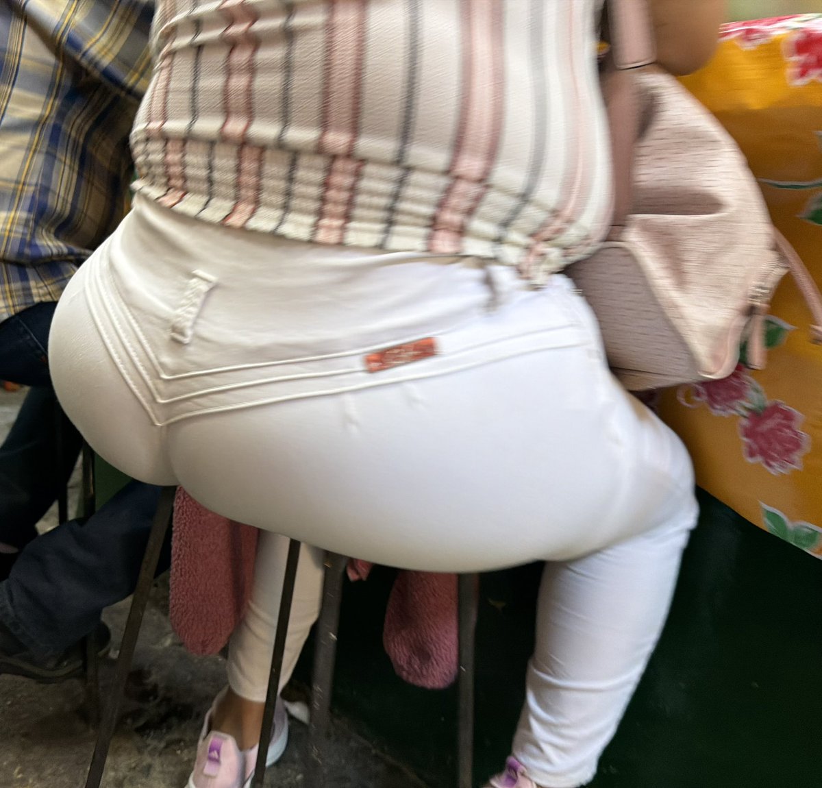 IvanRMendiola20's tweet photo. Ni cabía en la silla https://t.co/w7opwPP7Sw