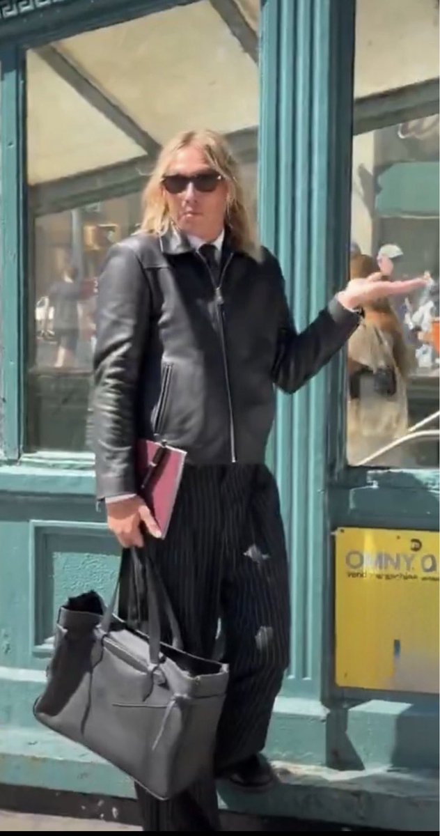 coolScorpiyy's tweet photo. Daily Jamie Campbell bower 35 :3 🖤🤍❤️💕✨💫🎶🎸 https://t.co/68JfUnvzQY