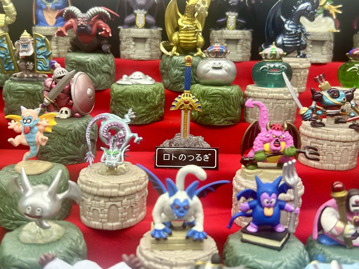 YasuoHashimoto5's tweet photo. #うちのコレクション
#セミーうちコレ祭

下段は右側を「雑魚モンスターエリア」左側を「宝物庫エリア」にしてます。壁も右側が洞窟、左が城や町などフィールドを強く意識してます。中央にロトの剣を置くことで、魔物を退ける伝説の剣という格調高さを表現してみました。 https://t.co/WdQnnI2NSI