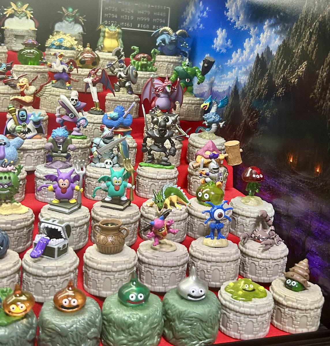 YasuoHashimoto5's tweet photo. #うちのコレクション
#セミーうちコレ祭

下段は右側を「雑魚モンスターエリア」左側を「宝物庫エリア」にしてます。壁も右側が洞窟、左が城や町などフィールドを強く意識してます。中央にロトの剣を置くことで、魔物を退ける伝説の剣という格調高さを表現してみました。 https://t.co/WdQnnI2NSI