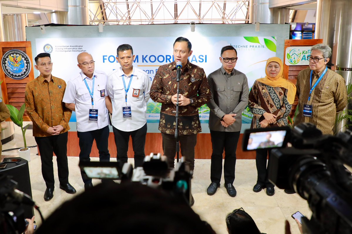 AgusYudhoyono's tweet photo. Dalam mendukung visi besar Presiden Prabowo Subianto melalui Asta Cita, pembangunan infrastruktur dan perumahan harus hadir secara nyata untuk meningkatkan kualitas hidup masyarakat dari tingkat kawasan tempat mereka tinggal.

Hari ini, saya memimpin Forum Koordinasi Penanganan Permukiman Kumuh Terpadu yang dihadiri oleh Menteri PKP Maruarar Sirait, Kepala Badan Komunikasi Pemerintah (Ka Bakom RI) Muhammad Qodari, Wamen KKP Laksamana TNI Didit Herdiawan, Wamendagri Bima Arya, Waka BRIN Amarulla Octavian, jajaran Kementerian PKP, Kementerian PU, Kementerian Keuangan, serta para pimpinan kementerian/lembaga, dunia usaha, akademisi, mitra pembangunan, dan tokoh masyarakat serta para Kepala Daerah yang penuh semangat dan inspirasi.

Penanganan kawasan kumuh tidak bisa lagi dikerjakan secara parsial atau terpisah-pisah. Melalui gerakan KaTaKu ASRI (Kampung Tanpa Kumuh: Aman, Sehat, Resik, dan Indah), kita mengintegrasikan berbagai intervensi mulai dari perbaikan rumah tidak layak huni, penyediaan infrastruktur dasar (air bersih, sanitasi, drainase, pengelolaan sampah, dan proteksi kebakaran), hingga fasilitas pendukung kehidupan yang produktif.

Saya juga menandatangani Peraturan Menteri Koordinator (Permenko) yang dibahas dalam forum tersebut sebagai landasan untuk melakukan orkestrasi dan integrasi serta mencegah fragmentasi program antar Kementerian. Mari kita tinggalkan pendekatan sektoral dan beralih menuju aksi bersama yang terpadu.

Dengan kolaborasi erat antara pemerintah pusat, daerah, dunia usaha, dan masyarakat, kita wujudkan lingkungan permukiman yang layak, sehat, serta membanggakan bagi seluruh rakyat Indonesia.