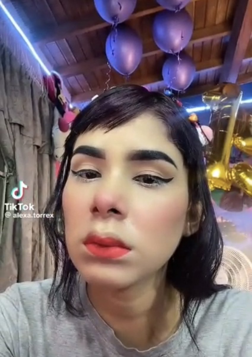 Yuli_Robotina's tweet photo. @YuliRuiz017 @yuliconica Pero bebé tres pelos limpios y ella tiene los mismos tres pelos llenos de caspaaaa 🤮🤮🤮

#TeamYuliRuiz https://t.co/IPCJcyUUGB