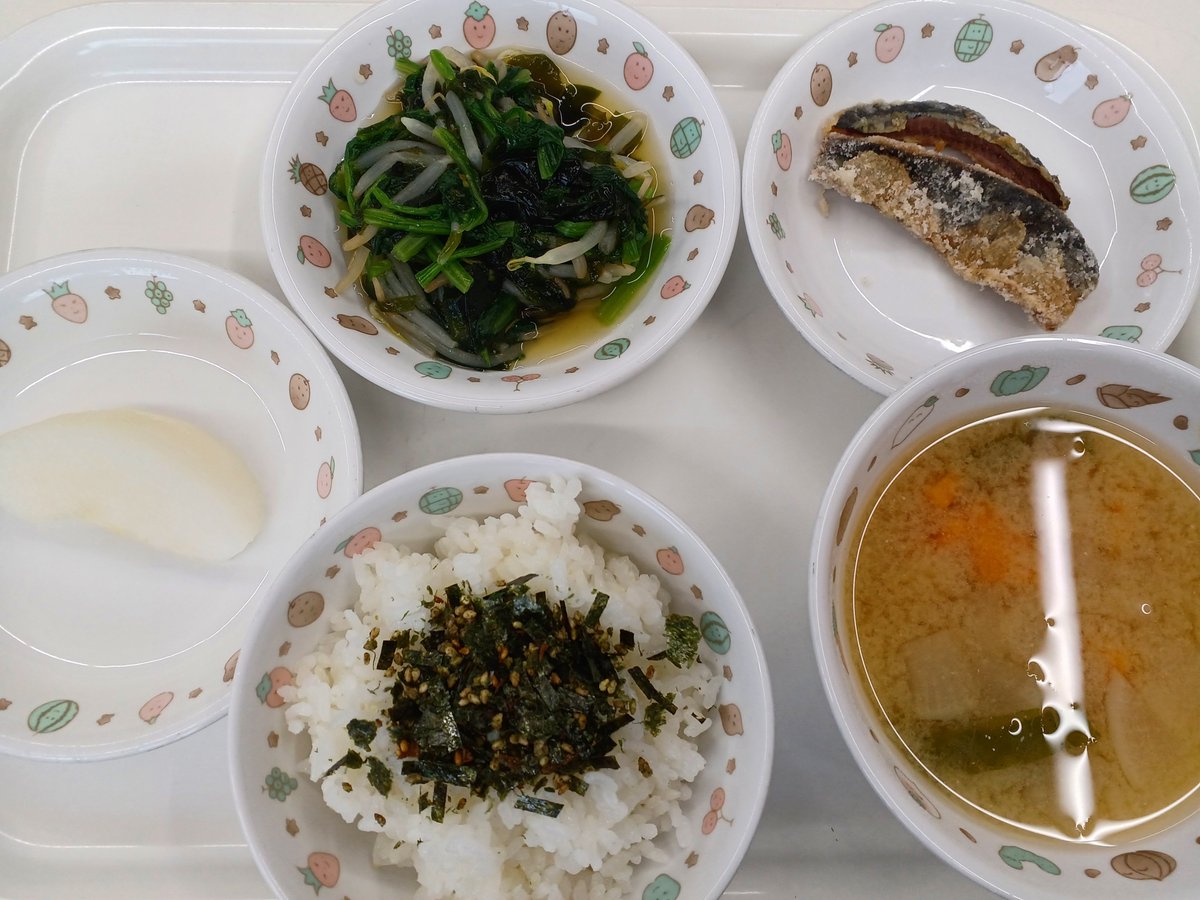 ShunkoHoikuen's tweet photo. #今日の給食
さんまの竜田揚げ、ほうれん草のおかか和え、ご飯(のりふりかけ)、みそ汁、梨(乳児はバナナ) https://t.co/SdnXBSutmj