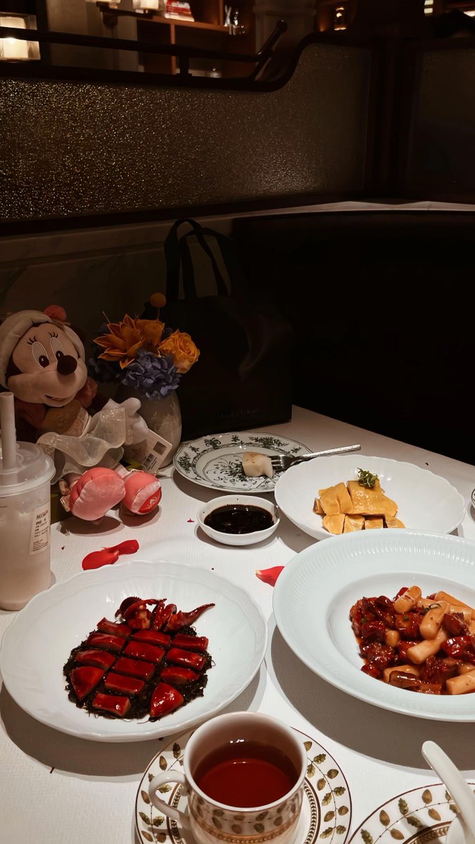 ReikoParobbf's tweet photo. 誰かと心を通わせるのは難しい。自分を守る殻が厚すぎるのかも。まあ、そんな夜もあるよね https://t.co/93vzp4Od9d