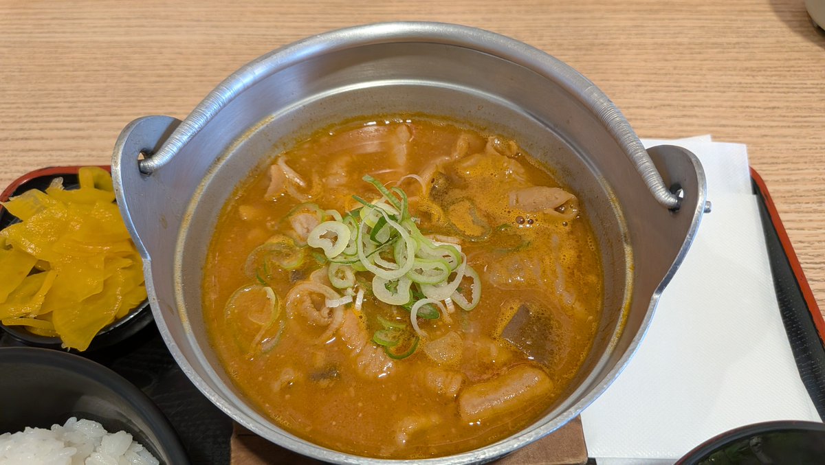 8018yoshi's tweet photo. お昼🤤
もつ煮定食
味噌󠄀仕立てのピリ辛が食欲をそそり
美味しかったです
ご馳走様でした🙏

#甘楽PA
#上信越道 https://t.co/v4Fx2yt9iQ