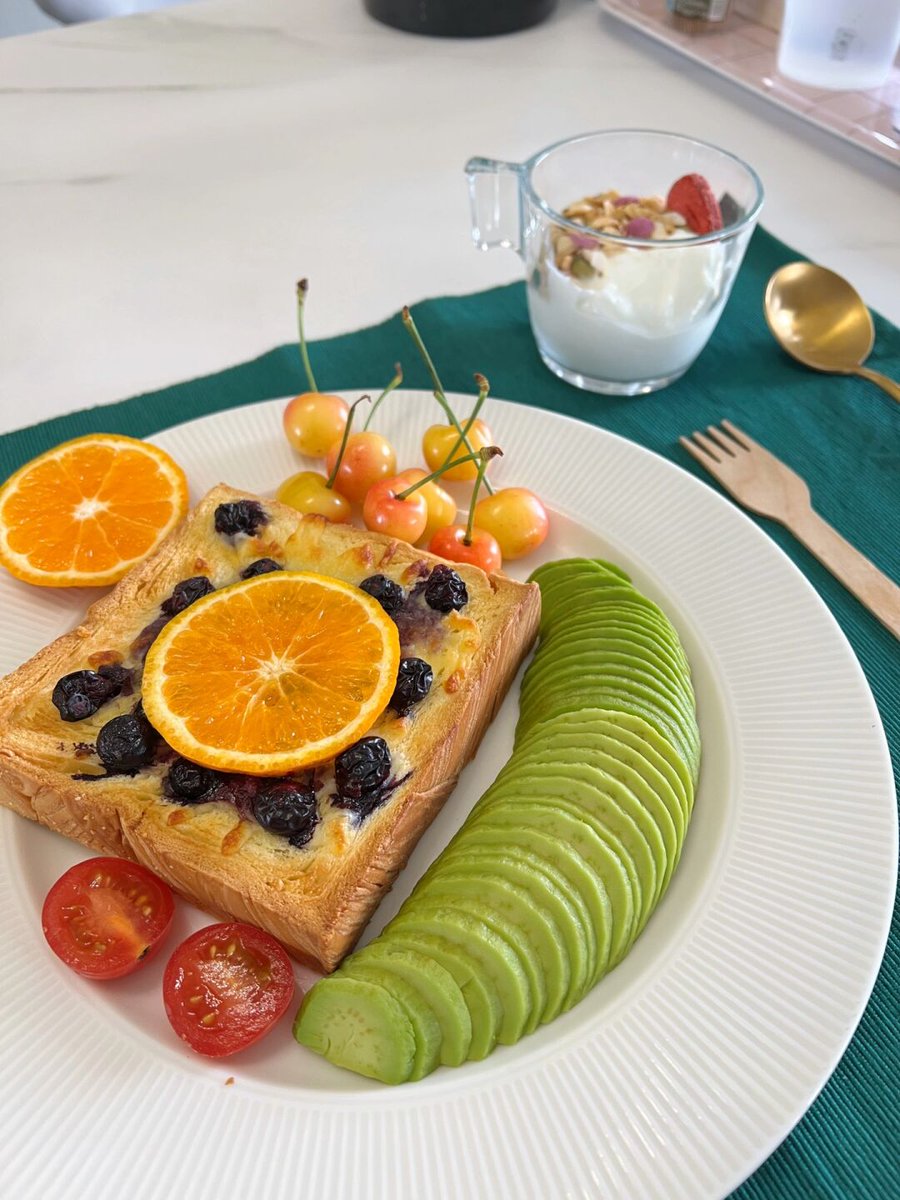posye907839's tweet photo. Morning fuel hits different with this fluffy matcha toast—creamy avocado and a sprinkle of sesame seeds make every bite feel like a small win. https://t.co/0GxN9i9TNr