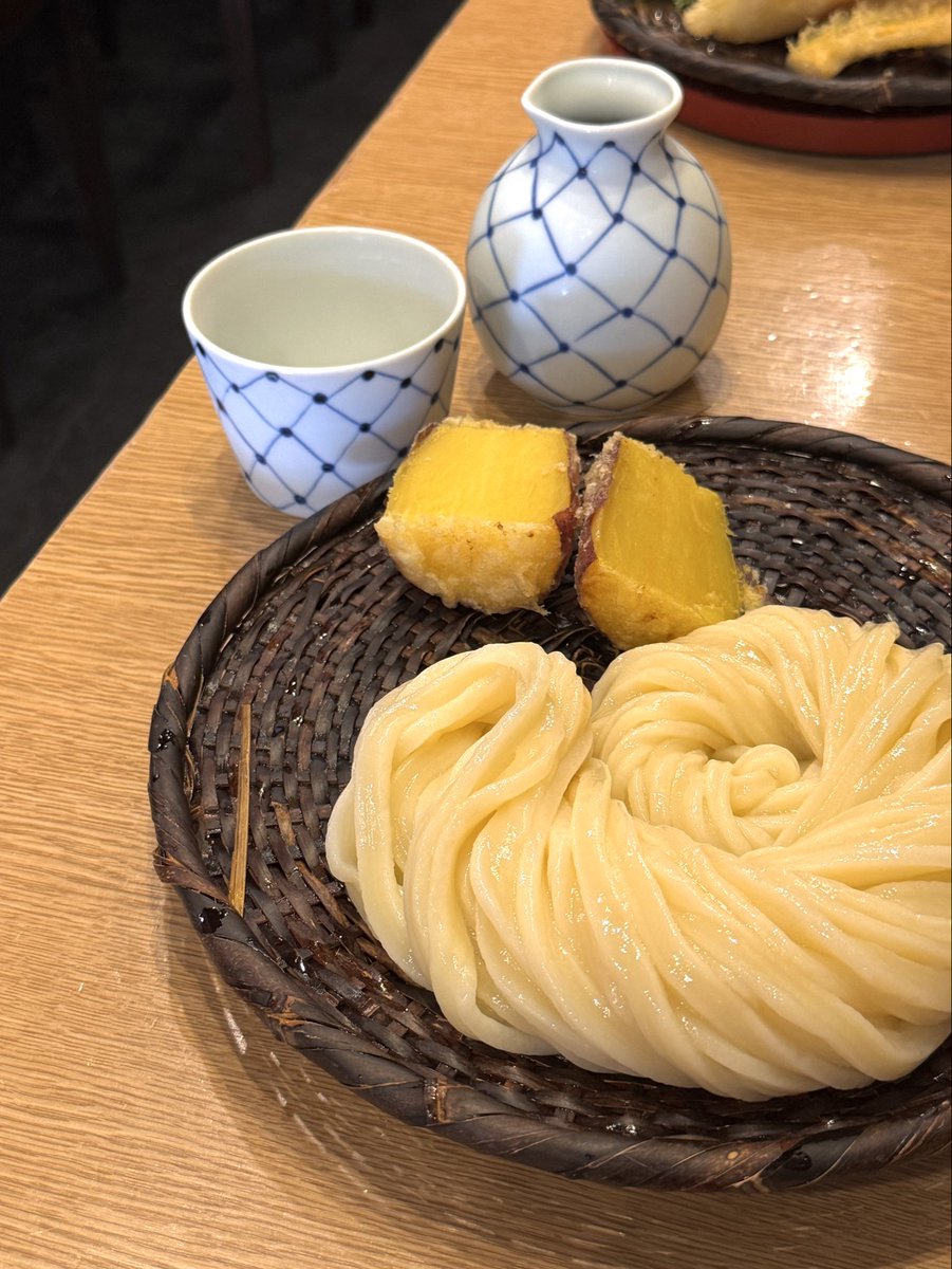 hatsuneodesu's tweet photo. 나 이번 도쿄 여행 내내 쌌다... 싶을 정도로 맛있는 게 없었는데 7일차에 씹씹씹지리는 고구마튀김과 만나게 되엇단다 고구마 자체가 무지 부드룹고 달달한 장원영 밤고구마임 웨이팅 악명 높아서 오픈 30분 전에 도착했더니 2등 함 역 내리자마자 같은 방향으로 향하는 ㅅㄹ들 모두를 경계하며 한 팀 https://t.co/UiOoNRKkjM