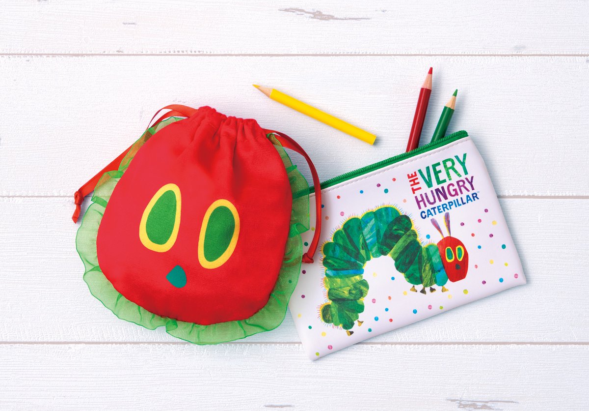 EricCarle_JP's tweet photo. 【新商品】#カプセルトイ「#はらぺこあおむし 巾着＆ポーチコレクション」
見るたびに絵本のワクワク感がよみがえる、はらぺこあおむしの世界観あふれる巾着＆ポーチコレクションです。
発売: 2026年10月中旬／価格: 400円
サイズ: ポーチ約15cm／巾着約16.5cm
販路: 量販店カプセルトイコーナーほか https://t.co/zGhHBpS4p5