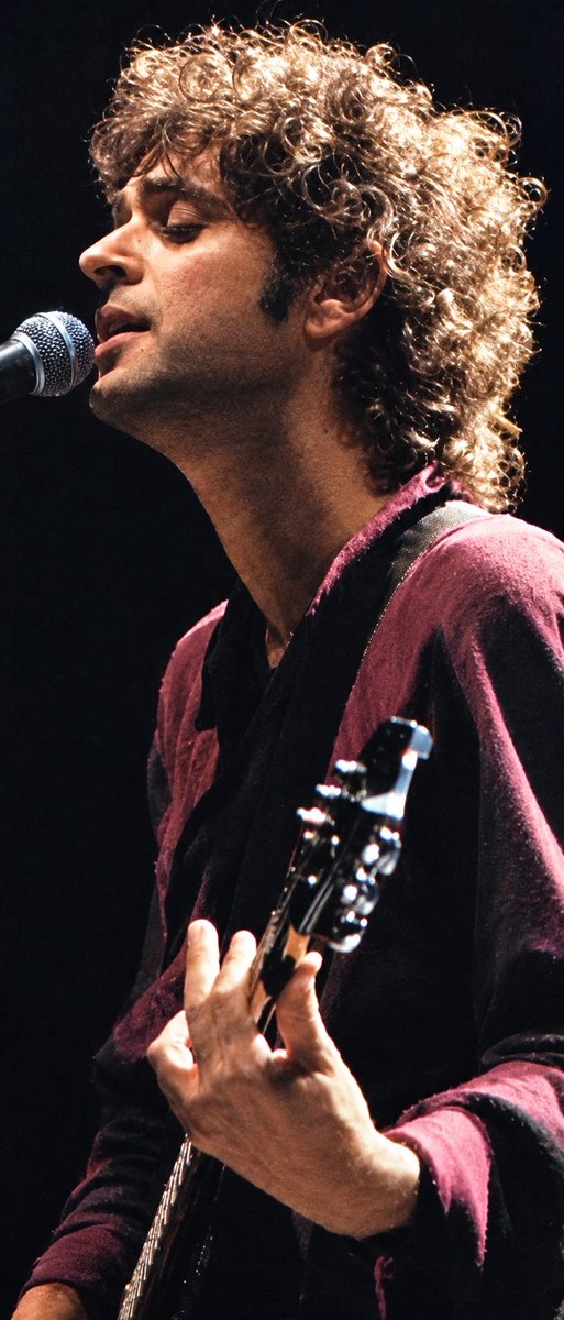 SodaStereo_Mx's tweet photo. Gustavo Cerati, el 15 de febrero de 1996, durante la presentación de Soda Stereo en el Auditorio Coca-Cola de Monterrey, Nuevo León, como parte de la gira Sueño Stereo. https://t.co/PFmToaEipa