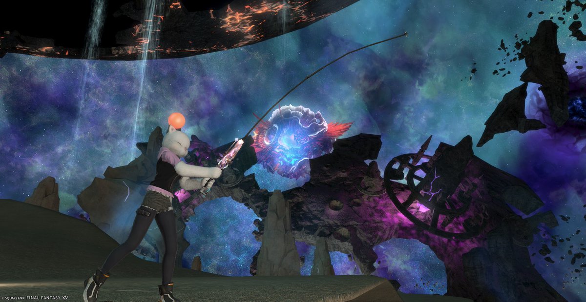 m_kumanabeya's tweet photo. FF14光る竿入手方法

モグコレで漁師に触れる機会があり、光る竿を入手したい✨というポストがあったので

●先っぽだけ
スキル「キャストライト」を使うと、竿の先端が光ります💡
もともとは聴覚障害のあるプレイヤーへの配慮だったとか

●図鑑埋め
比較的簡単に入手できる光る竿
魚類図鑑を460種、780種、1140種埋めると、それぞれ光る竿がもらえます
自分で釣り上げたり、刺突漁で獲らないと図鑑に載りません⚠️
ちなみに、現在図鑑に載るものは1700種以上あります😅

入手は、メニュー>マイキャラクターのタブ>アチーブメントから

・ブレスド・タックルキープロッド
480種アチーブメントで入手可能
紫🟣スクリップで交換できる、タックルキープロッドの光る版
黄色く光ります

・ブレスド・タックルキングロッド
780種アチーブメントで入手可能
紫🟣スクリップで交換できる、タックルキングロッドの光る版
少し紫っぽい白に光ります

・リスプレデント・タックルフィーンドロッド
1140種アチーブメントで入手可能
クラフターはクエストでリスプレデントツールの作成が必要ですが、ギャザラーは図鑑埋めで手に入ります
金色に輝きます✨

●スカイツール
蒼天街解放後からチャレンジできます
お題に従って、作りかけの竿を使いながら、指定の餌で指定の魚をたくさん釣っていくクエストです

最終まで強化すると、青く輝き、鱗のようなエフェクトが出ます

●モーエンツール
暁月本編クリア後、漆黒エリアの街からクエスト解放できます
スカイツールと同じくお題をクリアして竿を強化していきます

漆黒パッチに思い入れがある人にはオススメな見た目？

●コスモツール
こちらも暁月本編クリア後
コスモエクスプローラで漁師のデータを集めて強化すると入手できます

持ち手の部分は光るのですが、ロッド部分が光らないので、少し寂しい💦

こちらは、黄金パッチ内で一番ステータスが高い竿でもあります

●竿もミラプリ可能
装備だけでなく、武器もミラプリ可能ですし、もちろん竿もミラプリ可能です
入手したら、ぜひミラプリしてみてね🎶