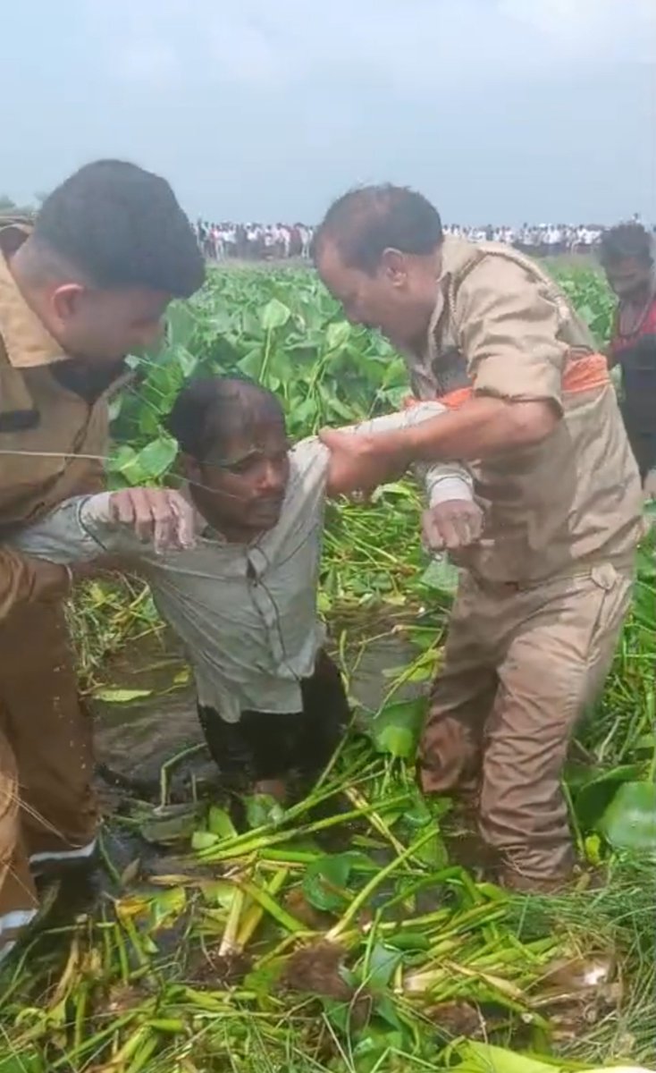 pilibhitfire's tweet photo. दिनांक:14.09.2026 को ग्राम रम्पुरा, थाना पूरनपुर में तालाब में जलकुंभी के बीच गहरे पानी में एक व्यक्ति फसा था जिसको तत्काल FS यूनिट द्वारा घटनास्थल पर पहुँच कर तालाब में अंदर जाकर रस्सी की सहायता से रेस्क्यू कर व्यक्ति को सुरक्षित बाहर निकाल लिया गया, कोई जनहानि नहीं हुई है। https://t.co/6cwkbTI8cX