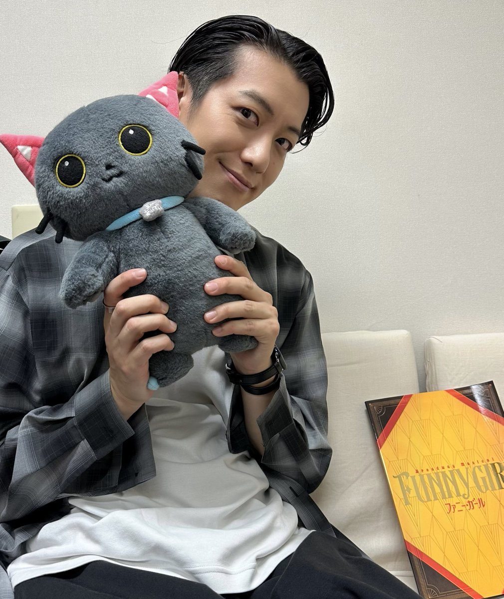 A_ID_info's tweet photo. #水田航生(@MizutaKoushiki)さんが出演するミュージカル『#ファニー・ガール』観てきたﾆｬ🐾

【ボクがどうしても語りたい‼️水田さん演じる“エディ・ライアン”の3大推しポイント🎶】

1️⃣圧巻のタップダンスに釘付け
特にタップソロのパフォーマンスは見ごたえ抜群👞
リズムと軽快な音が最高に心地よくて、あまりの格好良さにボクもタップを練習してみたくなっちゃったﾆｬ～😸

2️⃣あたたかさと人間らしさ溢れる人柄
ファニーのお母さんと歌う『Who Taught Her Everything She Knows?』では、ちょっと本音をのぞかせる一面も…🕺
ただ優しいだけじゃなく、時にはファニーのために厳しいことも言える家族のような深い愛を持った人なんだﾆｬ😻

3️⃣誰よりもファニーの才能を信じる一番の味方
どんな時もファニーを一番近くで支えてきたエディ💪
劇中の「とある場面」でファニーへの想いが伝わるシーンは絶対に見逃せないﾆｬ…😼

優しくておちゃめで最高に愛おしい水田エディ💓
みんなもぜひ、劇場で応援してほしいﾆｬ🙌

🎫https://t.co/LoXoqiGCb9

#KAIレポ
#A_ID #A_ID_KAI