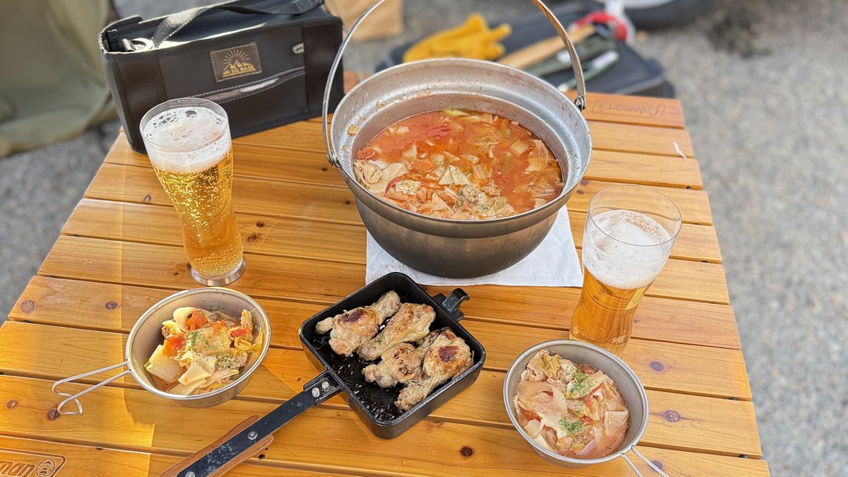 sgbase_sgrc's tweet photo. これまでのキャンプで撮ったお気に入りのごはんを集めました🏕️

外で食べるごはんは、やっぱり格別。
焚き火を囲んだり、景色を眺めたり。
料理を楽しむのも、キャンプの醍醐味です🍳

次のキャンプ、何食べよう？

#SGBASE #キャンプ飯 #キャンプのある暮らし #秋キャンプ https://t.co/cpcIeRilLv