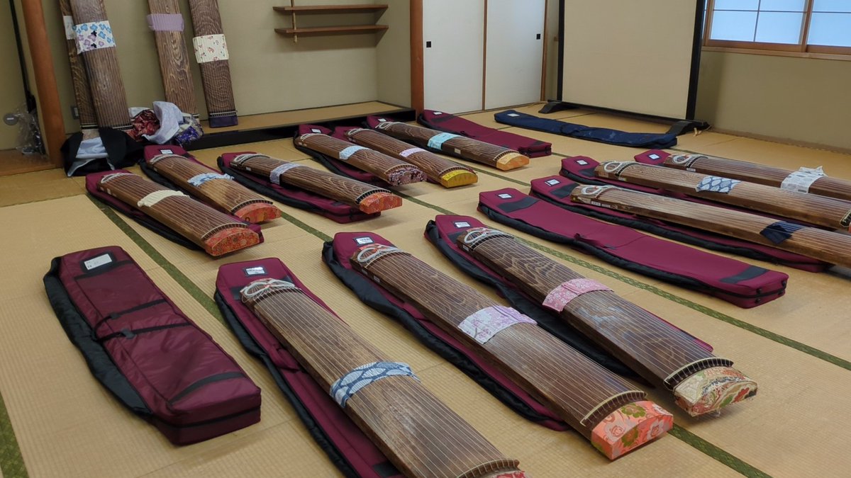 misorakotoko's tweet photo. 恒例の楽器のお手入れ✨3年生は自分の弾いた箏を磨き上げ、糸を綺麗に拭いて卒部して��きます。下級生もそれにならってお手入れをして、次の曲に楽しそうに取り掛かりました😊その脇で、私は残る箏の糸締めの順番決め作業。一度にはできませんからね。。。 https://t.co/pwd1hpJL4M