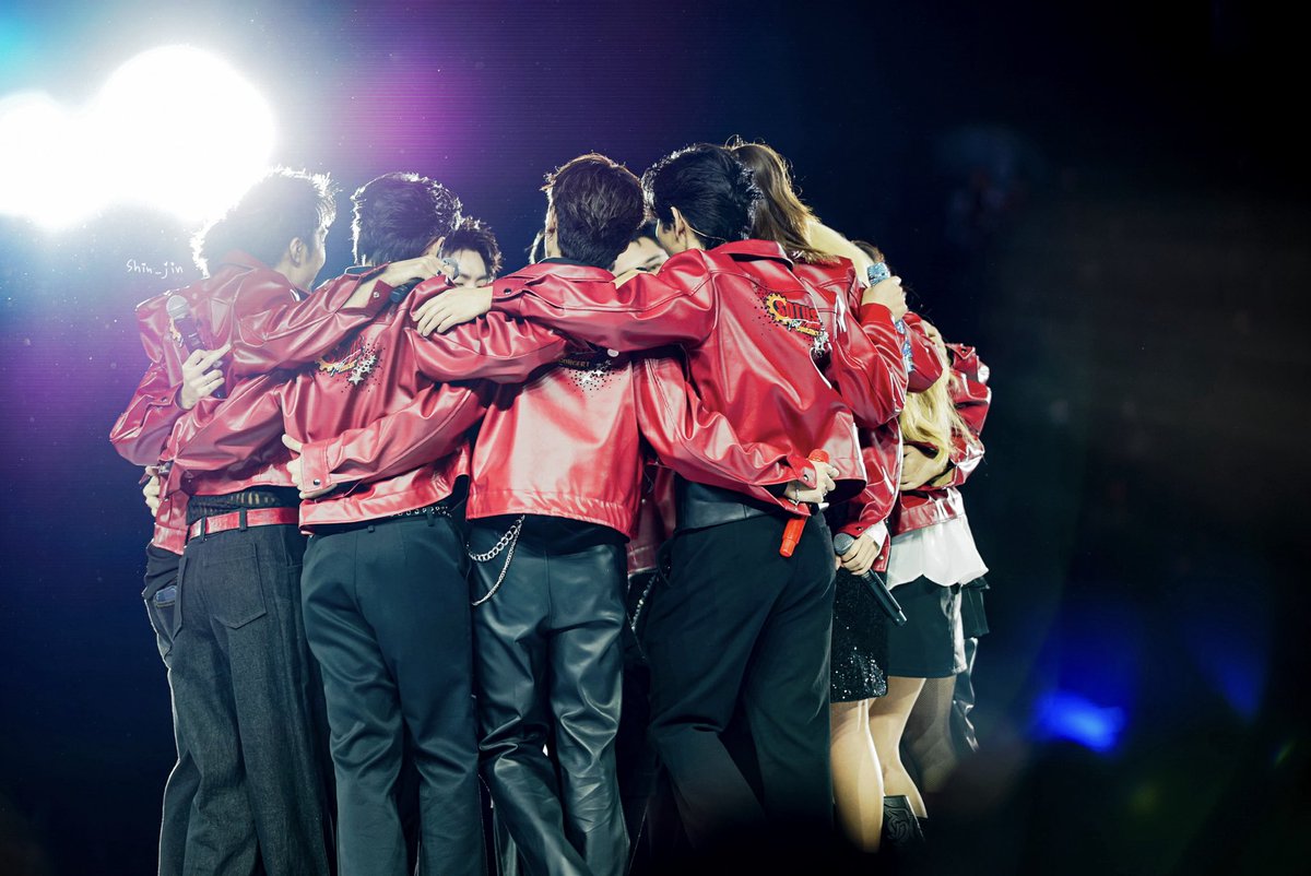shin_jin's tweet photo. SOTUS TENIVERSARY~
@stjinx_maya @kristtps @new_thitipoom @neeensu @Gunnzsmile @chaaitee @off_tumcial @Janhae @wawamaripha @princenrds
#SOTUS10thYearConcertD2
#SingtoPrachaya
#KristPerawat
#คริสสิงโต
#gunsmile
#chaaitee
#Newwiee
#OffJumpol
#JANHAE https://t.co/2fx2mIkqXf