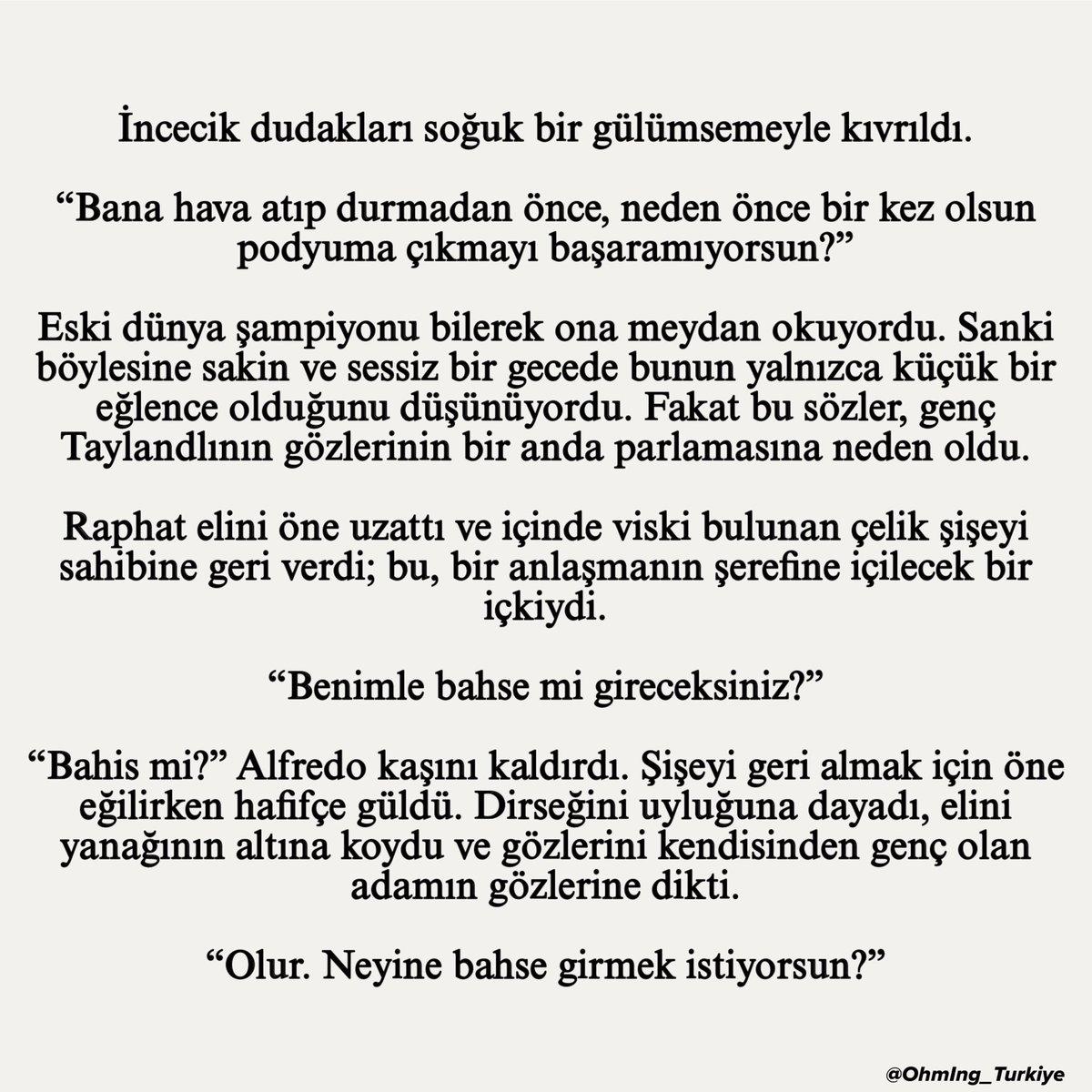OhmIng_Turkiye's tweet photo. 🏁 Darling Drift – กฎการเป็นรุ่นน้องผู้แสนดี
(Hayranlar olarak OhmIng’i başrolde görmeyi hayal ettiğimiz novel hakkında yaptığımız araştırmayı size de kısaca bahsetmek istedik.) #ohming 
[Kabaca çeviri/Hata olabilir] 

Üç yıl aradan sonra tahtını geri almak için dönen eski dünya şampiyonu Alfredo, aynı takımda yer alan genç Taylandlı çaylak Raphat ile karşı karşıya gelir. Pistte birincilik için kıyasıya yarışan bu ikili, pist dışında ise giderek kontrol edemedikleri başka bir oyunun içine çekilir. 👀

Başlangıçta idolüyle aynı takımda olmanın heyecanını yaşayan Raphat, Alfredo’nun kibirli ve sinir bozucu tavırları karşısında “uslu bir junior” olmaktan vazgeçip ona meydan okumaya başlar. Aralarındaki rekabet, gizli bir ilişkiye ve tatlı olduğu kadar ateşli bir yakınlaşmaya dönüşür. 🤭

Üstelik mesele yalnızca aşk değil; motor sporlarının rekabeti, güç dengeleri ve sektördeki politikalar da hikâyenin önemli bir parçası olacak gibi görünüyor. 🏎️🔥