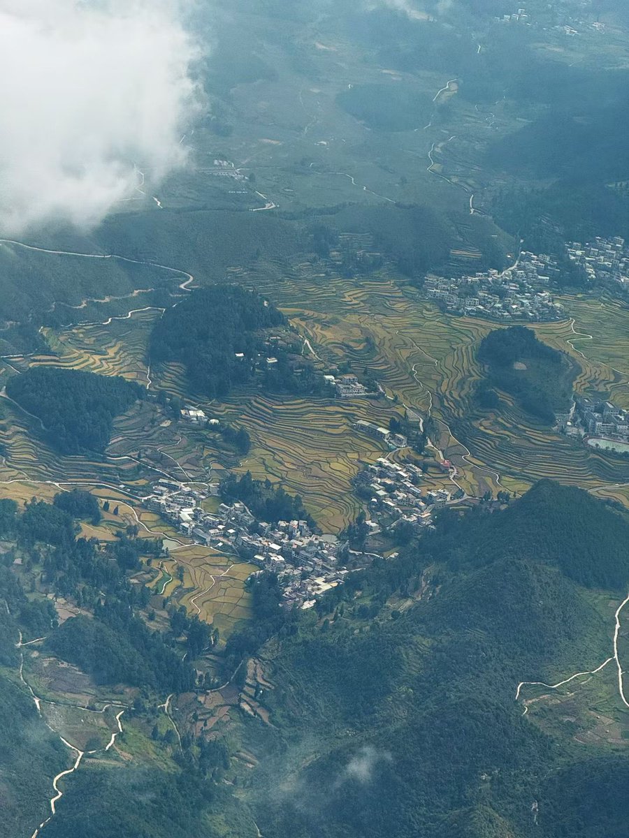 QiuDiu's tweet photo. 群山为底，梯田落笔，绘大地肌理。 https://t.co/LcXmrXwgFj