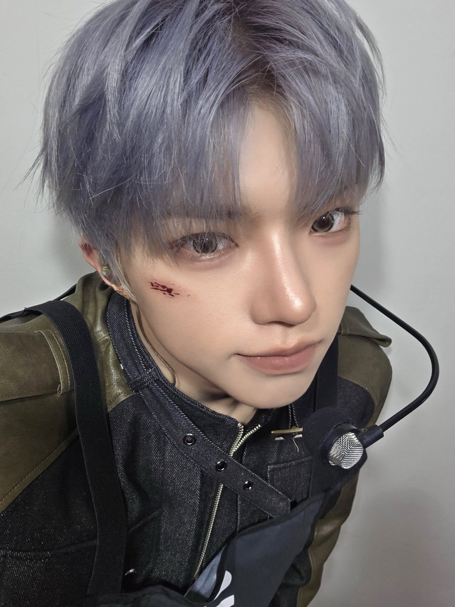 Olllhrsn's tweet photo. My bias vs me 🤍 https://t.co/zpKep2ZmUi