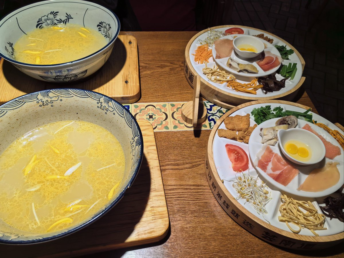 bitaf339570's tweet photo. Late-night bite hit different—steaming hot egg drop soup with crispy pork buns, the kind that wraps your tired heart. No rush, just quiet warmth here.， https://t.co/BJofDfCpj8