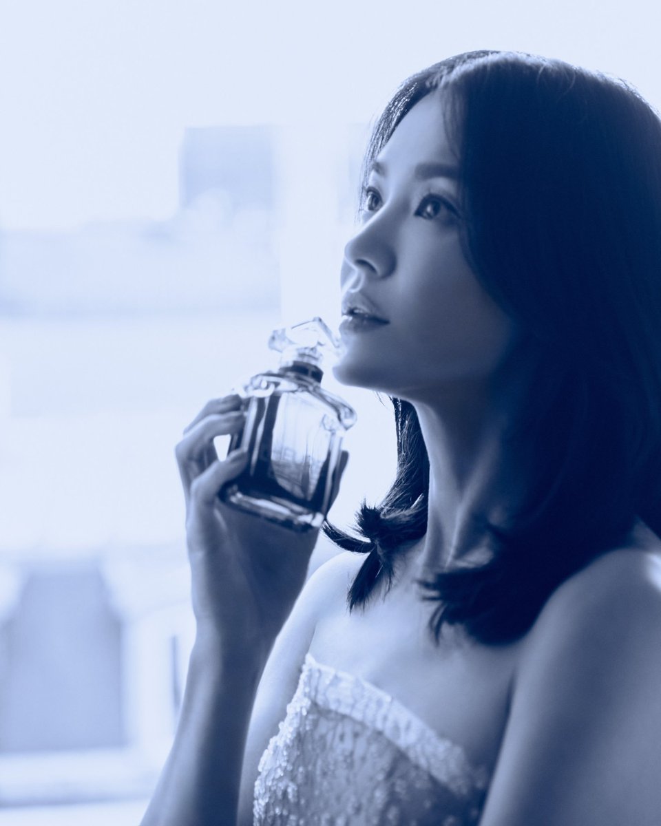 hyekyots's tweet photo. This woman is the definition of art 

#SongHyeKyo x Guerlain https://t.co/9yKBlAvYBf