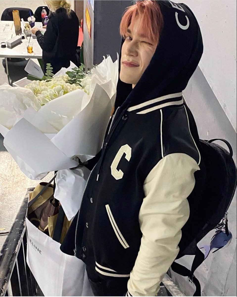 asteeeeer_'s tweet photo. 꽃을 든 태용이 ｡｡ 💐<3 https://t.co/1gYtP8d1As