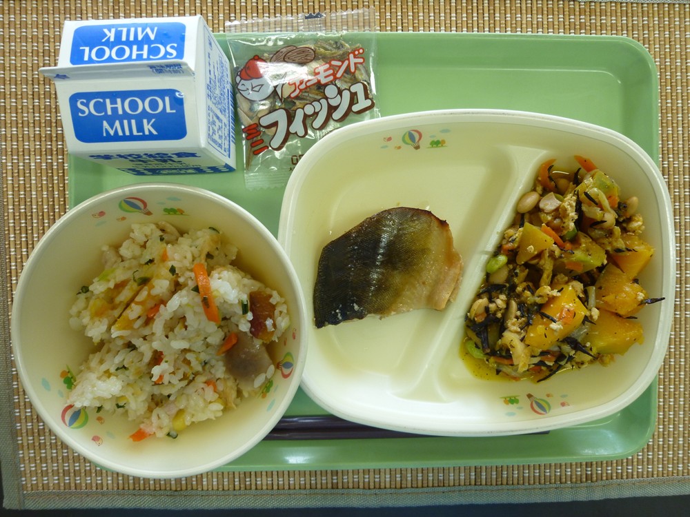 nishihara_town's tweet photo. 【本日の給食】さつまいもやかぼちゃの秋の味覚メニューです！お魚のホッケは給食初登場です🐟
牛乳
（中）秋の香りごはん
（小）とりごはん
魚の照り焼き
かぼちゃとひじきの煮物
アーモンドフィッシュ
#西原町 #給食 #lunch #schoollunch #沖縄県 https://t.co/Zl6X5Lv9aG