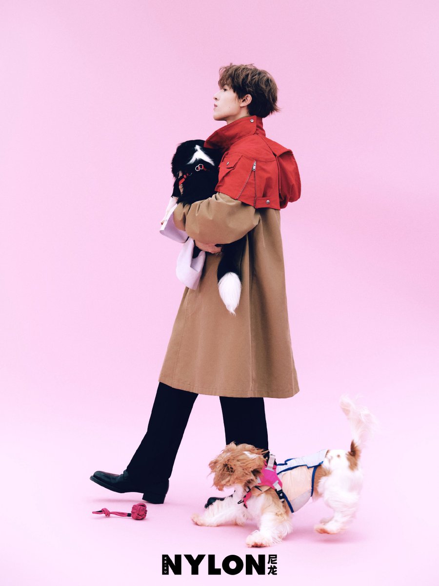 kimura_kenchin's tweet photo. #ข่าวปลาดาว 15/9/26
1. NYLON ลงปกเดี่ยวของ #แพทริค
⭐️ ดีงามมาก ปกสวยมาก แพทหล่อมากกก💖
#PatrickFinkler
#แพทริคณัฐวรรธ์  #YinHaoyu
#尹浩宇 #Patrick尹浩宇
@patrick_pppat
ช่วงเปิดเทอม｜ในที่สุด รอยยิ้มและเสียงหัวเราะของหยิ่นฮ่าวอวี่ ก็เข้าถึงบริบทของภาษาได้อย่างลงตัว ไม่มีช่องว่างระหว่างกันอีกต่อไป

ในฐานะลูกครึ่งเยอรมัน-ไทยที่ใช้ชีวิตวัยเด็กในเยอรมนี ช่วงวัยรุ่นในประเทศไทย และเพิ่งเดินทางมายังประเทศจีนตอนอายุ 17 ปี หยิ่นฮ่าวอวี่กล่าวว่า สิ่งสำคัญของการเรียนภาษาให้ดีจริง ๆ คือ ต้องสามารถฟังและเข้าใจมุกตลกของคนในภาษานั้นได้ เป็นเวลาสามปีที่เขาได้เรียนรู้ ฝึกฝน และแสดงออกถึงตัวเองอย่างต่อเนื่องผ่านละคร รายการวาไรตี้ และการแสดงบนเวที แต่มีเพียงเขาเท่านั้นที่รู้ถึงช่วงเวลาที่แท้จริง—ช่วงเวลาที่เมื่อได้ยินมุกตลกของจีน เขาพบว่าเขาไม่จำเป็นต้องมองคนอื่นก่อนตัดสินใจว่าจะหัวเราะหรือไม่

เขาพูดถึงตัวละครที่เขารู้สึกว่าเหมือนตัวเองมากที่สุดในตอนนี้ จากละครที่ยังไม่ออกฉาย เป็นนักศึกษามหาวิทยาลัยที่มองโลกในแง่ดี มีเป้าหมายที่ชัดเจนสำหรับอนาคต และมองเห็นด้านดีของสิ่งต่างๆ เสมอ “เขาค่อนข้างเหมือนผม ผมก็เป็นคนเรียบง่ายที่มีความสุขได้ง่าย”

สำหรับหยิ่นฮ่าวอวี่ การเติบโตเป็นกระบวนการของการค่อย ๆ ปล่อยวางความกังวลเกี่ยวกับผลลัพธ์

ผู้อำนวยการสร้าง: Derek Ding @DerekLeMode
ช่างภาพ: Rambo Ding
ตัดต่อและจัดแต่งทรง: soKeyra
บรรณาธิการฝ่ายสื่อใหม่: Vino, Ciaran
ช่างแต่งหน้าและทำผม: Rocky肖维泽
ช่างแต่งหน้าและทำผมนักศึกษา: 郝潮, 芮宇恒
ผู้ประสานงานชมรม: 郝飛飛
ผู้เขียนบทความ: 张曳
บรรณาธิการข้อความ: 傅青
โปรดิวเซอร์: 刘睿泽 at FullBay
ฝ่ายศิลป์: 卢烨璇
ผู้ควบคุมการผลิต: 骆超越 at FullBay
ผู้ช่วยสไตลิสต์: 小田, yuqiao, oo
 
นักศึกษาที่เข้าร่วม 袁梓毓 — Beijing Film Academy, School of Acting, 甄紫烁 — Communication University of China, Broadcasting and Hosting Arts, 董恒宇 — Communication University of China, Broadcasting and Hosting Arts, 李卓 — Yanjing Institute of Technology, สาขาการแสดง, 张圣林 — Hebei Normal University, สาขาการบริการการบิน

https://t.co/3ZGazD7Tdl
