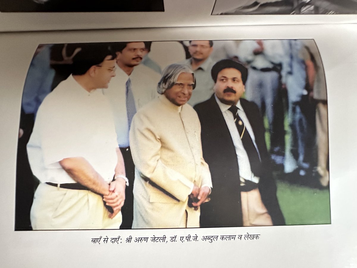 JusticePulseHQ's tweet photo. आज जो लोग हिंदू-मुस्लिम के नाम पर समाज को बाँटने की कोशिश कर रहे हैं, उन्हें डॉ. ए.पी.जे. अब्दुल कलाम साहब की यह तस्वीर याद दिलानी चाहिए। #APJAbdulKalam #HinduMuslimUnity #India #UnityInDiversity #Peace #Hindustan https://t.co/CE33Qf4ejD