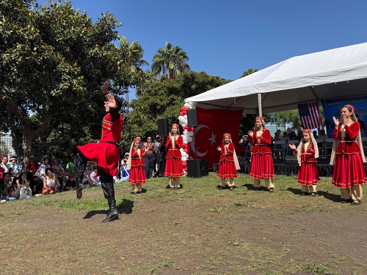 azconsulatela's tweet photo. The 5th #California Turkish Festival in Long Beach was a true joy! Kids from the #Azerbaijan Dance Group brought the stage to life with “Seven Flowers,” “Saucer,” and “Yalli.” Thank you to the organizers, dance group coach, and volunteers. Proud #TurkicFamily #Azerbaijan #Türkiye #UnitedStates