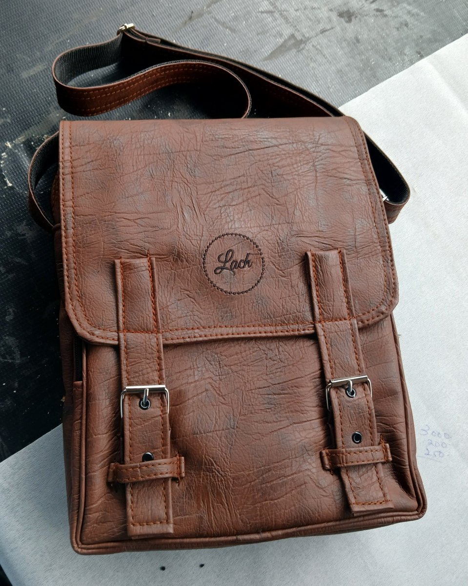 Lachbag's tweet photo. All types of bags. We also customize. 
Frame 1. Ksh.2500
Frame 2. Ksh.2500
Frame 3. Ksh.2300
Frame 4. Ksh.1800
Call/WhatsApp 0703272757 https://t.co/GCiIrcPMrJ