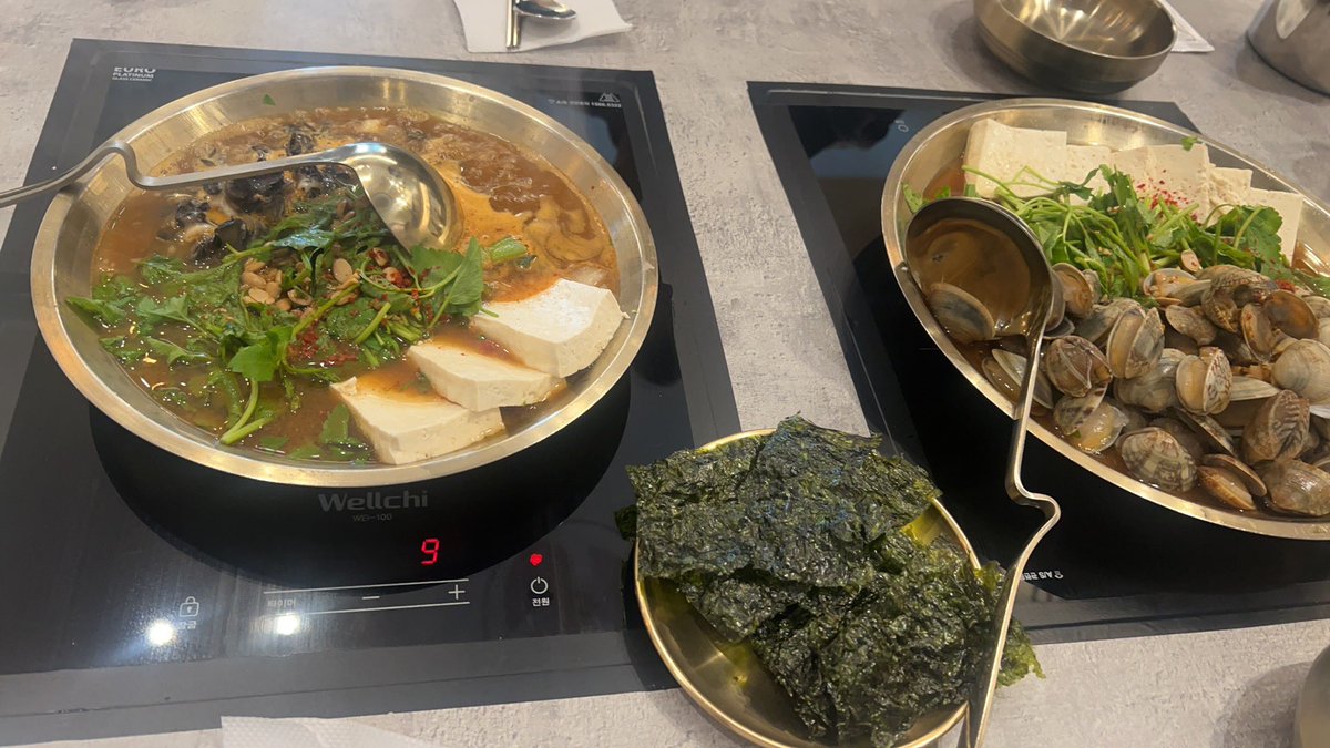 everydaykor's tweet photo. Today’s lunch: doenjang jjigae. 🇰🇷🍲

Bubbling hot, with lots of tofu and clams.
This is the kind of lunch that makes me want another bowl of rice. 😂🍚

#DoenjangJjigae #KoreanFood #KoreanLunch #FoodInKorea #EverydayKorea https://t.co/fq0KgDY3O1