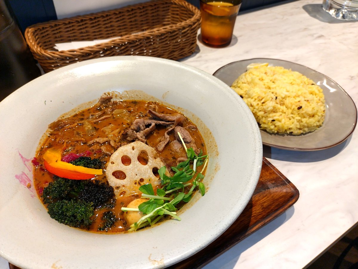 JIL1977's tweet photo. 今日のお昼ご飯は、
Soup Curry TREASURE さんで。

焼きラムしゃぶ
辛さ４
ライスXL

めちゃくちゃ美味くて、めちゃくちゃ旨い♪

やっぱり、ここは焼きラムしゃぶが一番好みかな〜 https://t.co/Cqq9hB39fo
