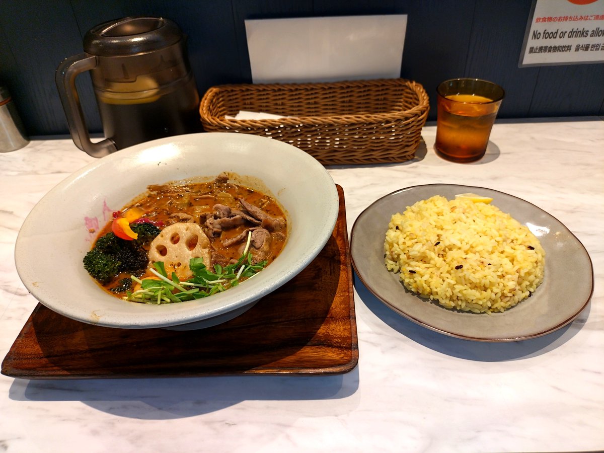 JIL1977's tweet photo. 今日のお昼ご飯は、
Soup Curry TREASURE さんで。

焼きラムしゃぶ
辛さ４
ライスXL

めちゃくちゃ美味くて、めちゃくちゃ旨い♪

やっぱり、ここは焼きラムしゃぶが一番好みかな〜 https://t.co/Cqq9hB39fo