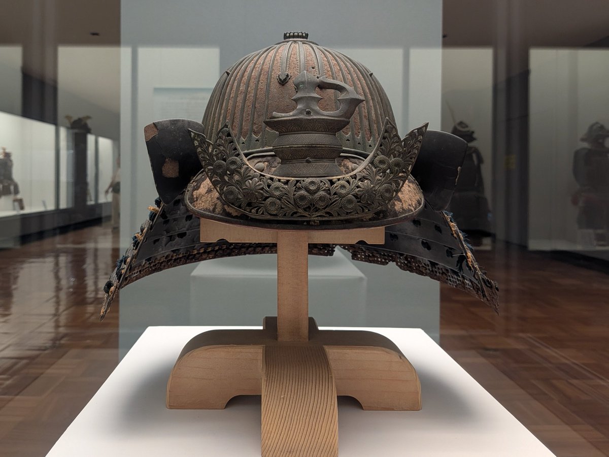 kunozan_toshogu's tweet photo. 久能山東照宮博物館では9月限定で島左近の兜を特別展示しています。
島は石田三成の重臣であり、関ヶ原の戦��で戦死しているためか現存する遺品が数少なく、唯一残る甲冑となっております。
一部破損しており、激しい戦いだったことが伝わってきます。(続く
#石田三成
#島左近
#関ヶ原2026 https://t.co/s8JXlZ3PfZ