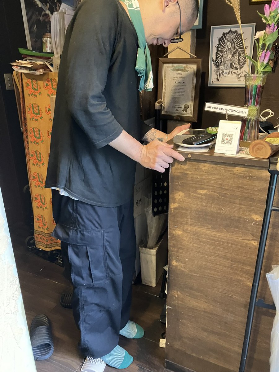 parburn's tweet photo. 世の中分かんないものだ。睡眠時間30分と公言して生配信してる堀大輔さんて人が話題なんだね。インドにもすごい苦行する人がいるよ。太陽を見続けて目が真っ黒になってる人。何年も立ち続けて足が象みたいに浮腫んでる人。写真は店主が足ツボ苦行中。 https://t.co/O3b6ovhcdz