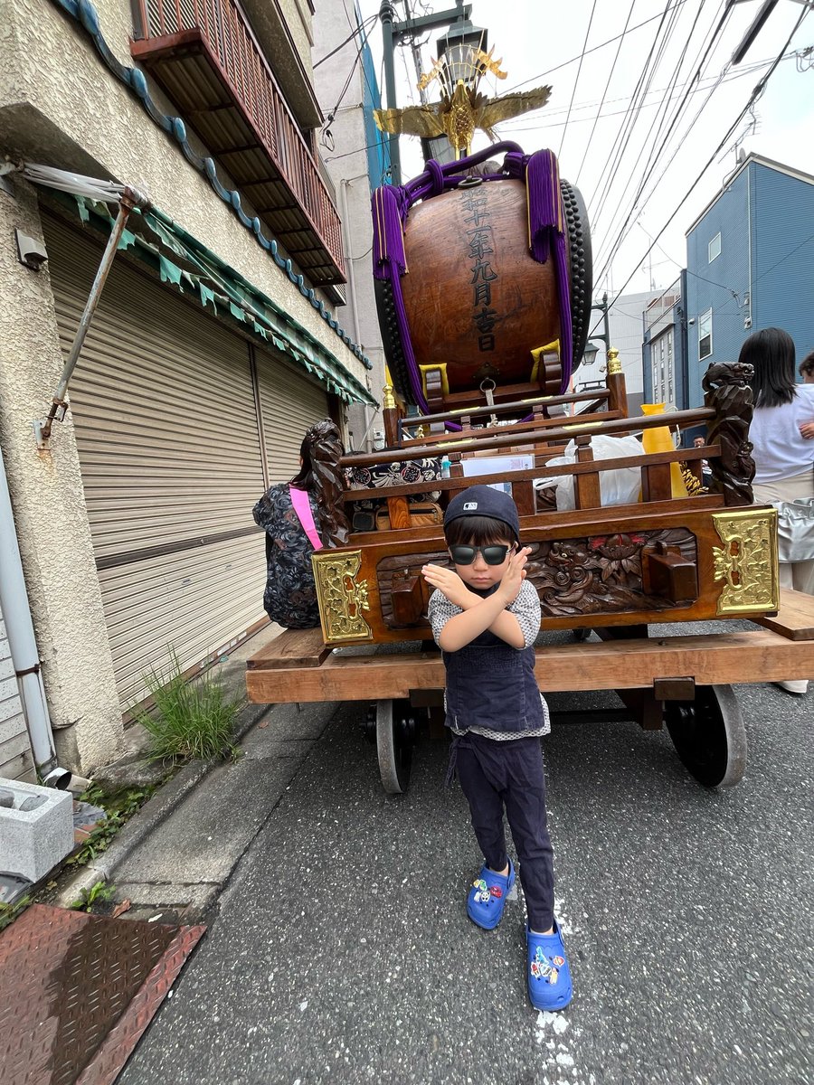 yrn43's tweet photo. 土日は地元の祭礼で
豊島区の西側地区が大盛り上がり！
ずっとこの日を楽しみにしていた
我が家の祭り男と共に2日間楽しみました☺️
去年は恥ずかしがったりしてたのに
大きな声でﾜｯｼｮｲする息子に成長を感じ
今年も地元の皆さんと一緒に担いで
とっても楽しかったです！！！ https://t.co/XbJGqUjrhH