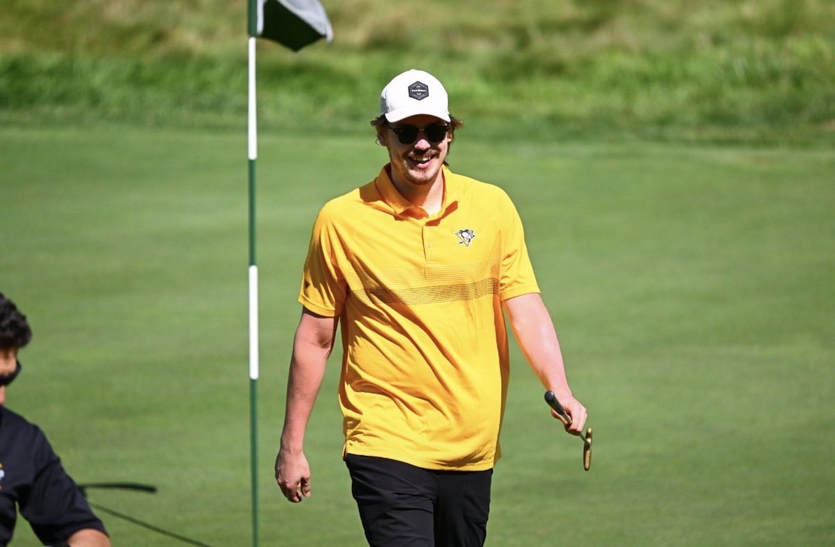 sheluvssilovs's tweet photo. I like how you can see the imprint of his golf ball in his pants https://t.co/dQwdEAkxnk