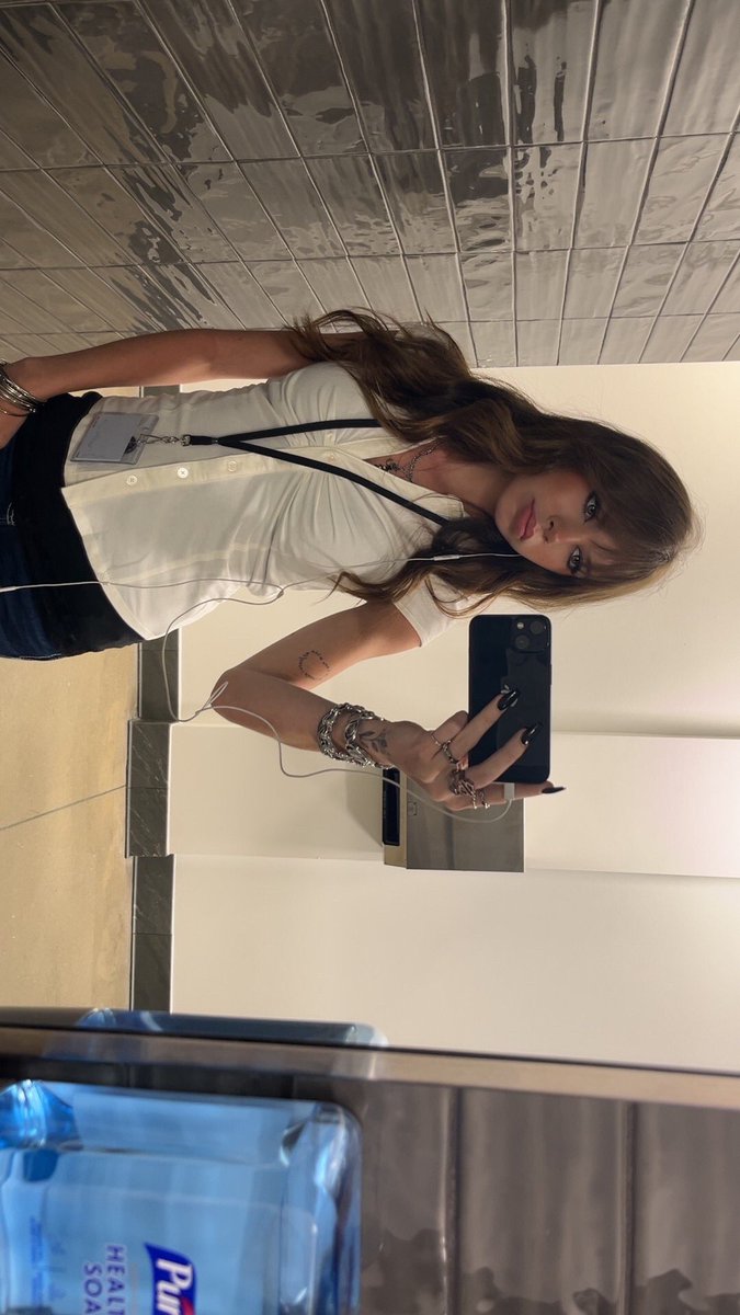 willowglom's tweet photo. always a team wired headphones 🎧🥰 https://t.co/q3AbkGt2vF