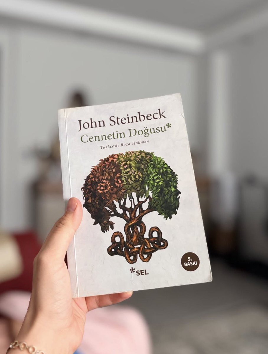sivriikalemler's tweet photo. Cennetin Doğusu — John Steinbeck

“İnsan, kendi kaderini seçebilir mi?”

Bazı romanlar bir ailenin hikâyesini anlatır ama aslında insanın kendisiyle olan savaşını anlatır. Cennetin Doğusu tam olarak böyle bir kitap.

Steinbeck, Hamilton ve Trask ailelerinin nesiller boyunca süren hikâyesi üzerinden iyilik ve kötülüğü, sevgiyi, kıskançlığı, aile içindeki yaraları ve insanın seçimlerini sorguluyor. Roman, Habil ile Kabil hikâyesini yeniden yorumlayarak şu sorunun peşine düşüyor: İnsan kötü doğduğu için mi kötüdür, yoksa yaptığı seçimler mi onu kötüye dönüştürür? 

Kitabın en güçlü tarafı ise karakterleri tamamen iyi ya da kötü olarak ayırmaması. Her birinin sevgisi, zaafları, korkuları ve seçimleri var.

Belki de Steinbeck’in asıl söylemek istediği şey şu:

Geçmişimiz bizi şekillendirebilir ama kim olacağımıza karar verme hakkı hâlâ bizimdir.

Cennetin Doğusu*, bu yüzden yalnızca bir aile destanı değil; insanın kendi karanlığıyla yüzleşmesinin hikâyesi.

Peki sizce insan kaderini mi yaşar, yoksa kim olacağını kendisi mi seçer?