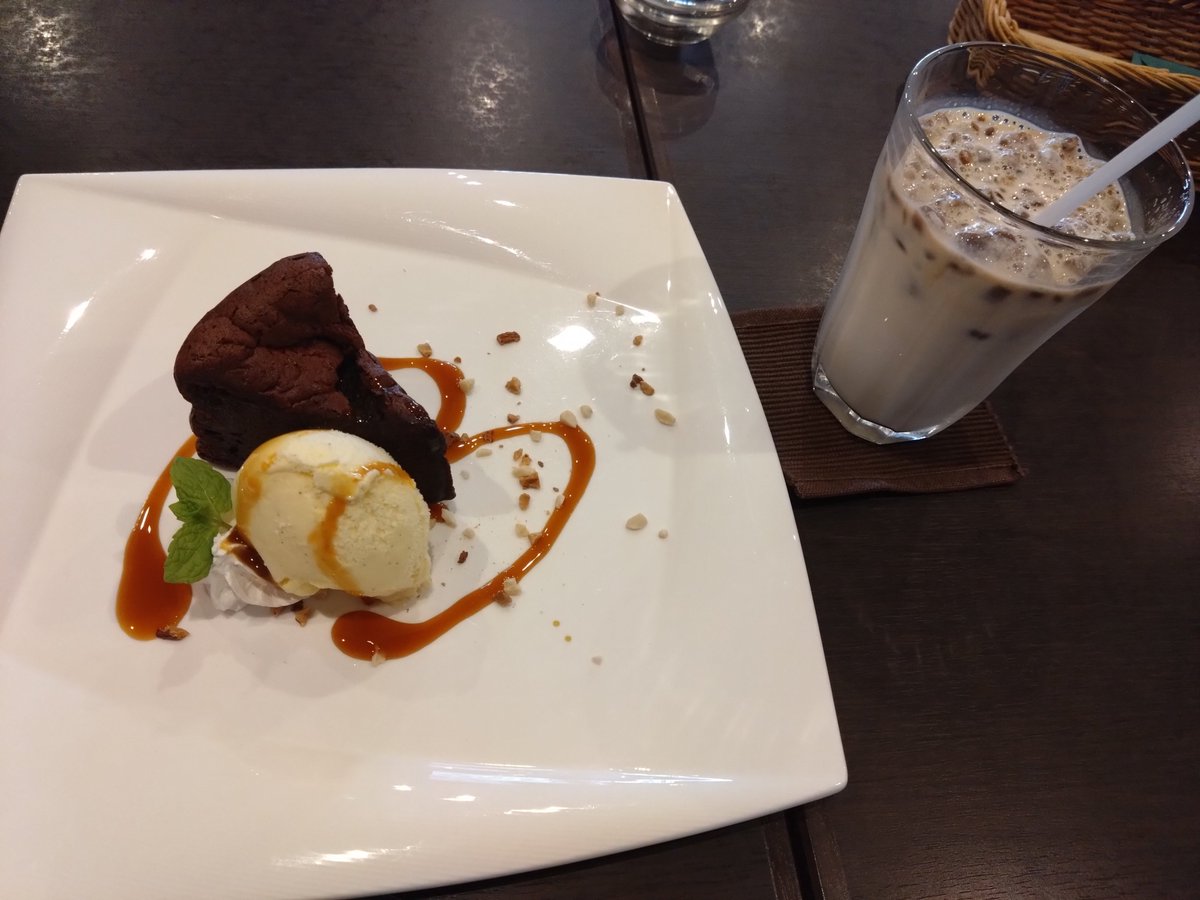 krh13's tweet photo. まったり買い物したり美味しいもの食べて満足🐱♥
オムライスとガトーショコラうんまｯｯｯ♥ https://t.co/eBUQbhyJdG