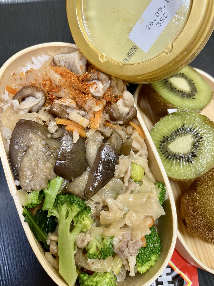 touch_mmee's tweet photo. わっぱ弁当collection〜8月9月
📍唐揚げ&amp;鯖みりん干し白菜浅漬け
📍お赤飯🍅チーズサンド🎃ひき肉
ねぎ卵焼き東京🫐
📍豚肉と🥦の生姜焼き
切り干し大根と🥕椎茸の炒め
　inガラムマサラ七味がけ

今日も朝から☔️でしたね
やまない雨はない〜♪
素敵なニュースが届きますように🫶 https://t.co/65OeIX7iYd
