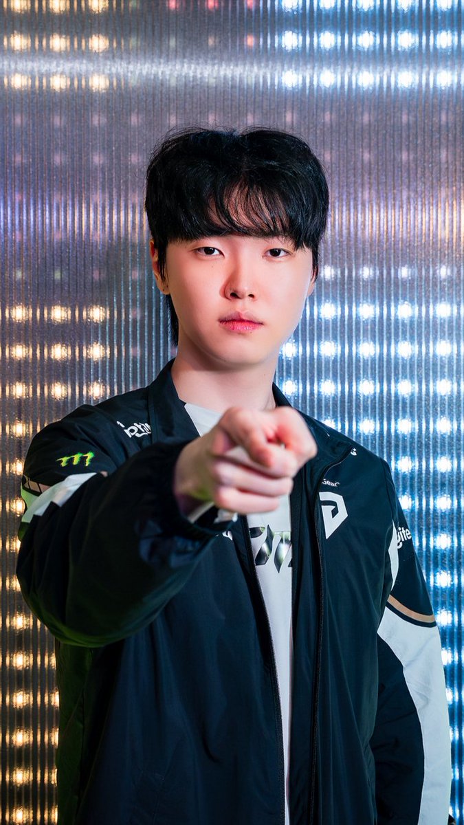 YujinnieHa's tweet photo. Got this from Jatt's video on Chovy. Are these not insane stats? Also Chovy is laning in the LCK...............

CS difference at 15:
Chovy: +10.6
Zeka: +1.8
Bdd: +1.8
Faker: +1.7
ShowMaker: +1.3

Compared to mids in other regions:
Bjergsen: +6
Caps: +3.3

Chovy's gold difference at 15: +346. 
2nd highest (Bjergsen): +194
Average: +100

Chovy's XP difference at 15: +319
2nd highest (Bjergsen): +227
Caps: +170
LCK Average: Below 60