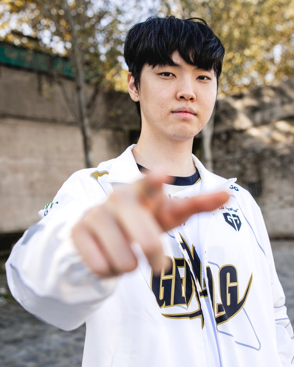 YujinnieHa's tweet photo. Got this from Jatt's video on Chovy. Are these not insane stats? Also Chovy is laning in the LCK...............

CS difference at 15:
Chovy: +10.6
Zeka: +1.8
Bdd: +1.8
Faker: +1.7
ShowMaker: +1.3

Compared to mids in other regions:
Bjergsen: +6
Caps: +3.3

Chovy's gold difference at 15: +346. 
2nd highest (Bjergsen): +194
Average: +100

Chovy's XP difference at 15: +319
2nd highest (Bjergsen): +227
Caps: +170
LCK Average: Below 60