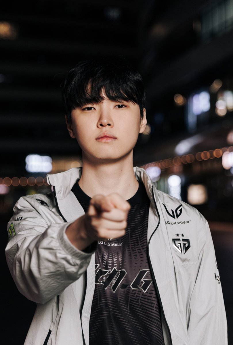 YujinnieHa's tweet photo. Got this from Jatt's video on Chovy. Are these not insane stats? Also Chovy is laning in the LCK...............

CS difference at 15:
Chovy: +10.6
Zeka: +1.8
Bdd: +1.8
Faker: +1.7
ShowMaker: +1.3

Compared to mids in other regions:
Bjergsen: +6
Caps: +3.3

Chovy's gold difference at 15: +346. 
2nd highest (Bjergsen): +194
Average: +100

Chovy's XP difference at 15: +319
2nd highest (Bjergsen): +227
Caps: +170
LCK Average: Below 60