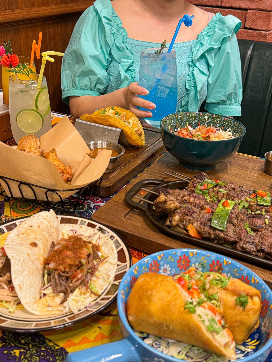 henlv710198's tweet photo. Back together with my favorite chaos crew over tacos and too many bad jokes—some things never miss a beat ， https://t.co/7UQ0mZ8mlo